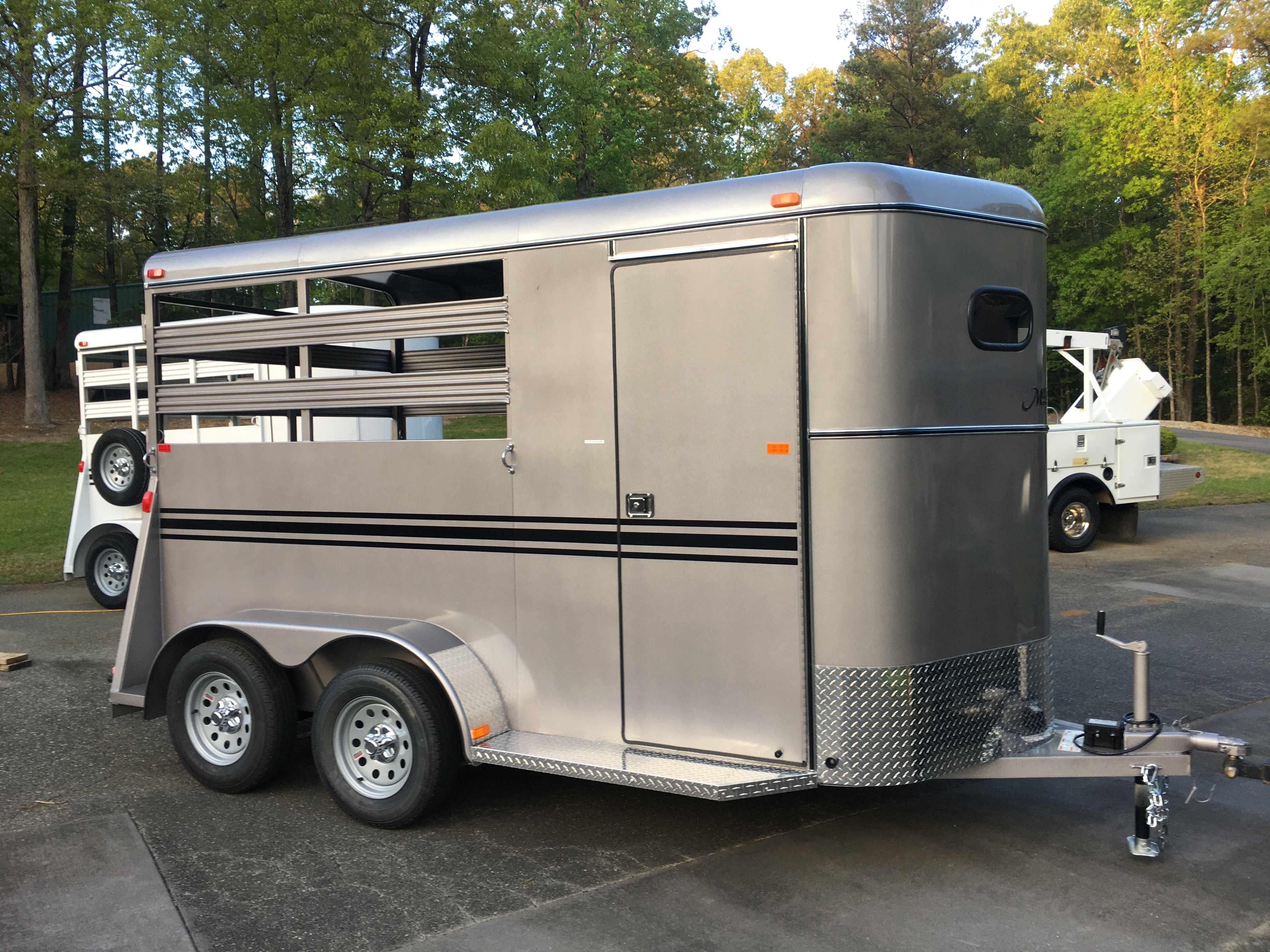 photo of New Deluxe Bee 2 Horse Slant, Huge Dressing Room, Radial Tires, 7ft Tall, 6ft X 13ft Long!