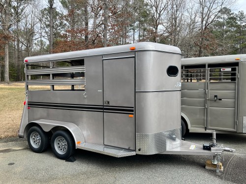 New 2025 Deluxe Bee 2 Horse Slant w/Dressing Room & Escape Door!